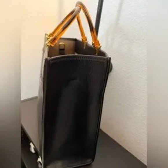 Gorgeous bag! Black hand or crossbody bag! Very large! Used once! - Picture 4 of 10